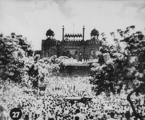 A large crowd gathers before the Red Fort in Delhi, showcasing Indian history and culture.