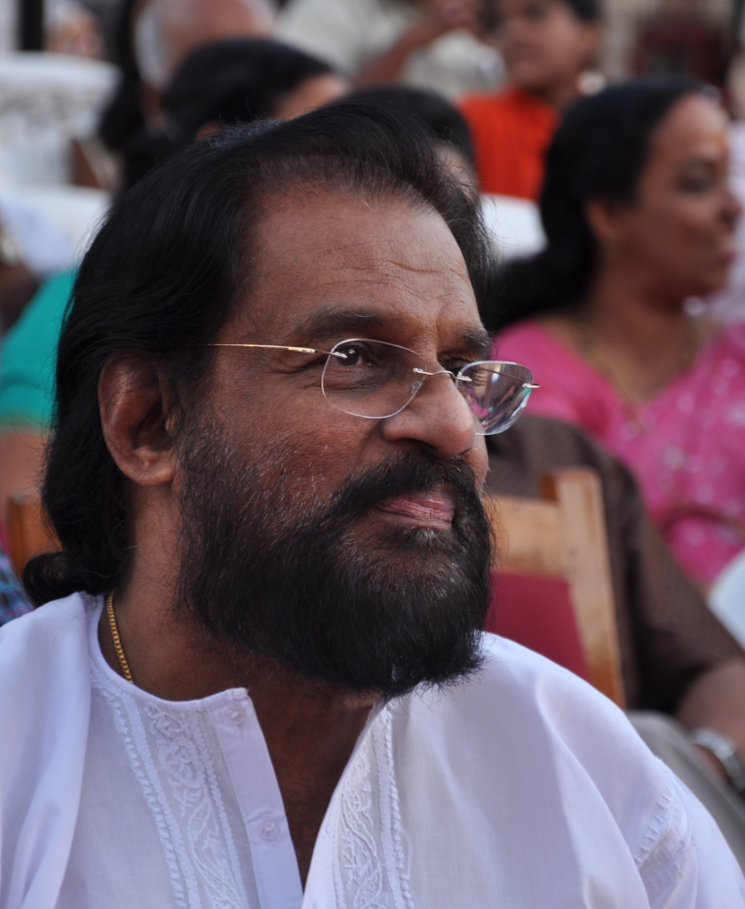 A bearded man in a kurta explains something about Indian cinema.